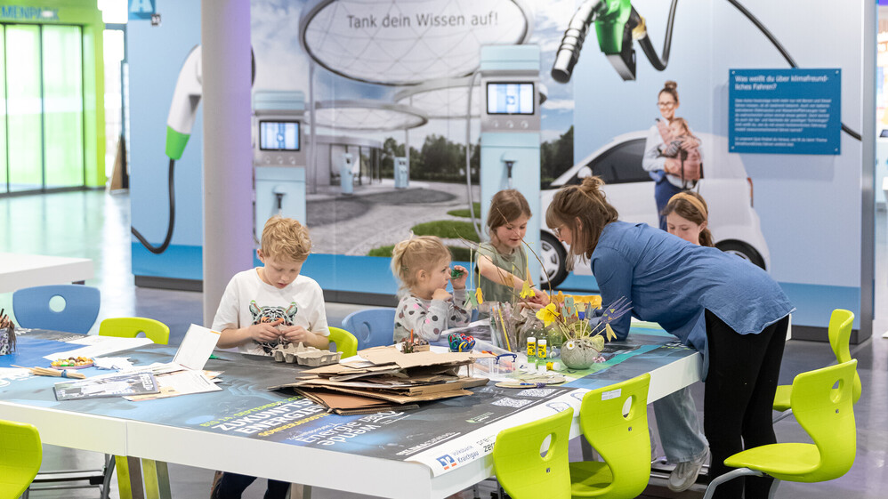 Kinder in der Kreativwerkstatt beim Basteln.