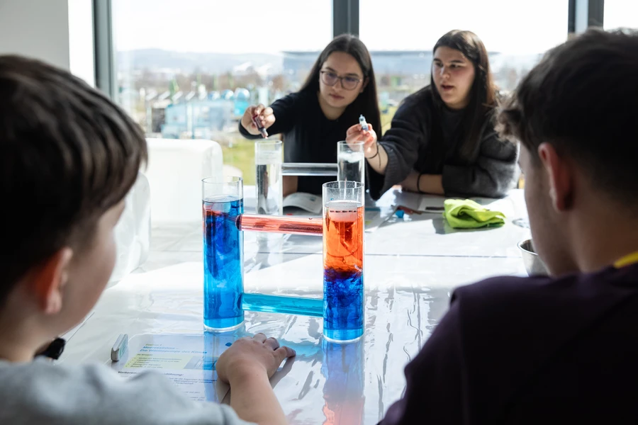 Sch&uuml;lergruppe f&uuml;hrt Experiment zu Meeresstr&ouml;mungen durch.