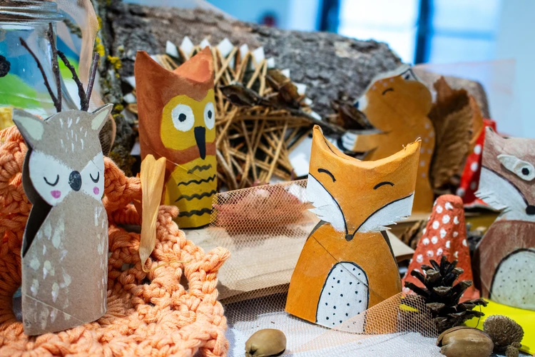 Selbstgebastelte Waldtiere aus Papierrollen und Naturmaterialien