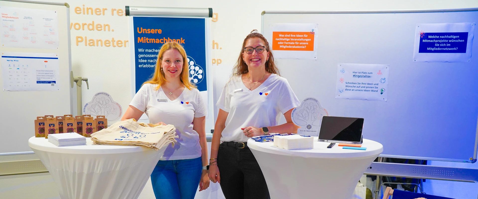 Zwei Mitarbeiterinnen der Volksbank Kraichgau w&auml;hrend einer Veranstaltung in der Klima Arena